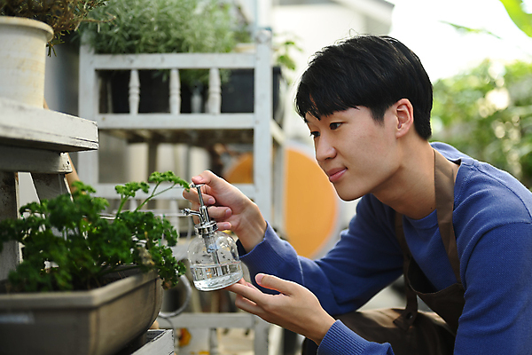 포토 JPG 해외이미지 남자 화분 여유 휴식 한명 들기 동양인 상반신 성인 옆모습 정원 앞치마 물주기 원예 주말 분무기 성인남자한명만 해외202309 해외포토 1 감정 뷰포인트 컨셉 모션 사람 인종 취미 남자한명만 성인남자만 파일형식