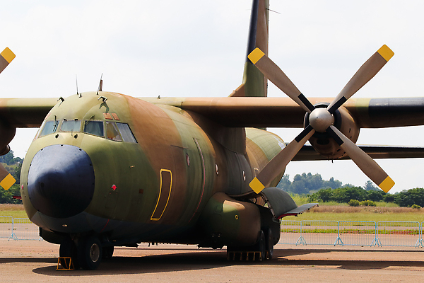 포토 JPG 해외이미지 교통수단 컬러 백그라운드 날개 비행기 사람없음 가로 초록색 갈색 사진촬영 힘 화물 칼날 공항 큼 항공 군용 프로펠러 변장 엔진 기어 물류 모터 남아프리카 대패 용량 지원 착륙 해외202309 해외포토 교통 항공교통 교통시설 아프리카 대중교통 군대 촬영 운송업 크기 파일형식