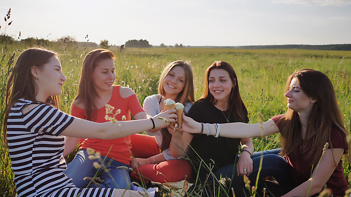 포토 JPG 해외이미지 학생 라이프스타일 여자 행복 포옹 휴가 아이스크림 디저트 매달리기 건강 웃음 사람 여러명 야외 10대 친구 뷰티 얼음 우정 그룹 먹기 크림 흥분 다인종 다과 해외202309 해외포토 자연요소 감정 음식 다수 관계 안기 모션 청소년 표정 인종 생활 파일형식