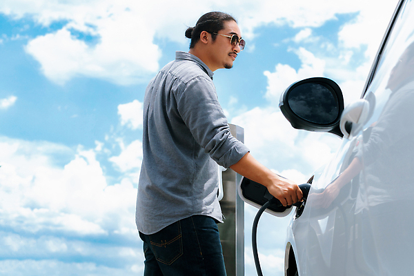 포토 JPG 해외이미지 남자 하늘 미래 한명 상반신 성인 옆모습 친환경 충전 전기자동차 전기충전 친환경자동차 성인남자한명만 해외202309 해외포토 1 뷰포인트 컨셉 자동차 사람 환경 남자한명만 성인남자만 파일형식