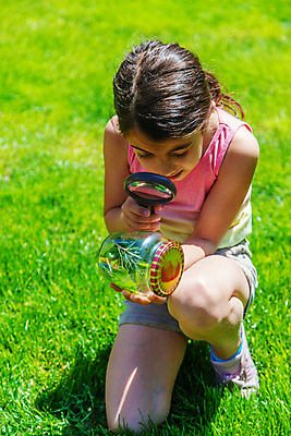 포토 JPG 해외이미지 전신 여자 어린이 자연 돋보기 유리병 한명 들기 야외 관찰 소녀한명만 해외포토 1 모션 병_용기 사람 생태계 여자한명만 소녀만 파일형식