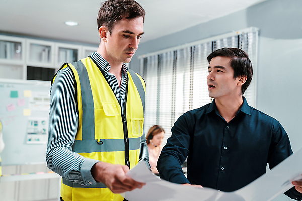 포토 JPG 해외이미지 응시 여자 남자 종이 도안 창문 회의 협력 책장 들기 상반신 성인 옆모습 세명 사무실 블라인드 직장인 엔지니어 화이트보드 안전조끼 성인만 해외202309 해외포토 직업 시선 뷰포인트 가구 비즈니스 모션 사람 커튼 기술자 파일형식