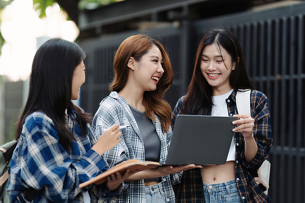 포토 JPG 해외이미지 백인 학생 라이프스타일 응시 여자 교육 남자 행복 백그라운드 배낭 교실 학교 함께함 실내 서기 미소 사람 앉기 성인 책 세명 친구 노트북 학습 스터디 컴퓨터 청춘 독서 뷰티 공책 잡기 그룹 도서관 대학교 해외202309 해외포토 서양인 시선 감정 컨셉 가방 관계 모션 문구용품 표정 내부 생활 전자제품 파일형식