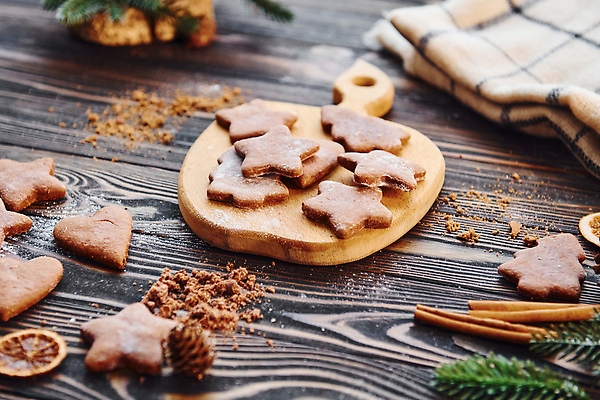 포토 JPG 해외이미지 별 크리스마스 사람없음 쿠키 솔잎 시나몬가루 나무도마 부스러기 트리모양 나무배경 해외202309 해외포토 자연요소 모양 기념일 백그라운드 잎 디저트 도마 목재 크리스마스트리 가루 시나몬 파일형식