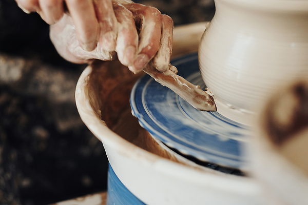 포토 JPG 해외이미지 직업 라이프스타일 디자인 여자 조각 비즈니스 사업가 직장 기술 실내 창조 미술 한명 취미 컵 상점 업무 바퀴 도자기 작업실 냄비 상품 날것 예술가 점토 주인 수공예 도예가 핸드메이드 중소기업 해외202309 해외포토 1 식기 회사 문화예술 사람 내부 생활 작업 솥 공예 파일형식