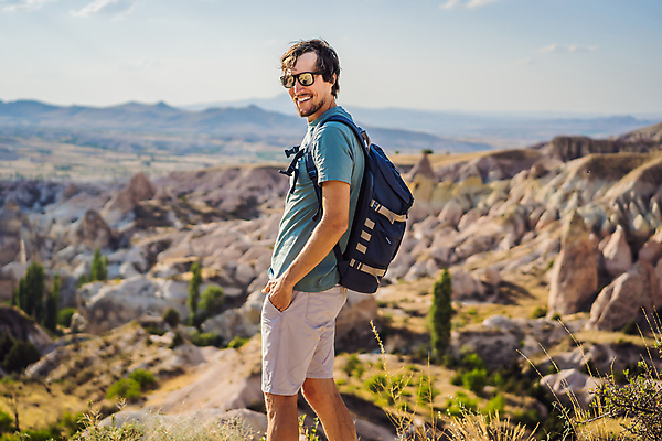 포토 JPG 해외이미지 남자 여행 배낭 하늘 한명 성인 야외 아웃포커스 주머니손 성인남자한명만 튀르키예 해외202309 해외포토 1 아시아 가방 모션 촬영기법 사람 남자한명만 성인남자만 파일형식