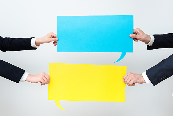 포토 JPG 해외이미지 손 종이 백그라운드 말풍선 아이디어 들기 신체부위 흰색 카피스페이스 해외202309 해외포토 컬러 컨셉 모션 사람 공백 파일형식