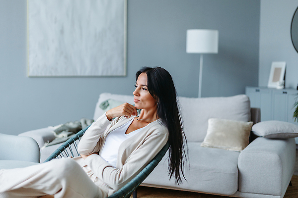 포토 JPG 해외이미지 백인 라이프스타일 응시 옷 여자 감정 생각 거실 상상 휴식 설계 아파트 주택 아이디어 실내 한명 사람 앉기 성인 내부 소파 뷰티 꿈 방 표현 재산 우아함 안락의자 문제 리빙 배려 심각 혼자 스타일 해외202309 해외포토 서양인 1 시선 컨셉 의자 모션 건물 생활 금융 파일형식