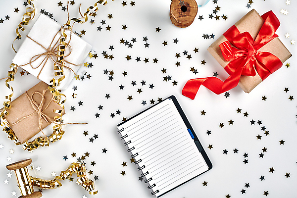 포토 JPG 해외이미지 별 리본 크리스마스 사람없음 선물상자 공책 축하 황금 흰배경 색종이 해외202309 해외포토 자연요소 기념일 종이 백그라운드 컨셉 문구용품 선물 상자 흰색 파일형식