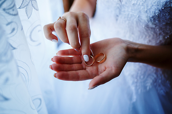 포토 JPG 해외이미지 여자 신부 웨딩드레스 결혼 결혼식 한명 상반신 성인 앞모습 축하 반지 준비 성인여자한명만 해외202309 해외포토 1 드레스 뷰포인트 컨셉 장신구 사람 이벤트 여자한명만 성인여자만 파일형식