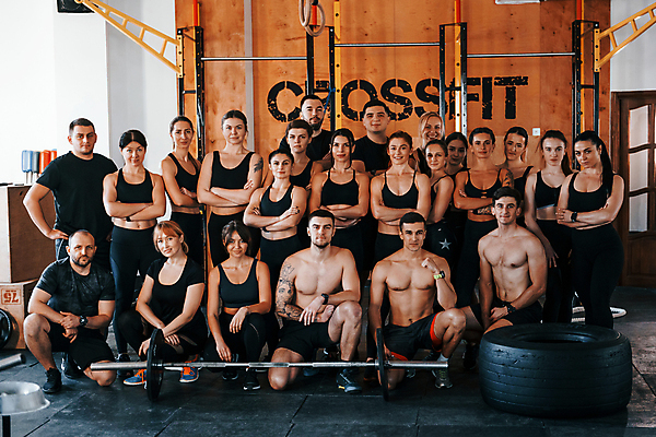 포토 JPG 해외이미지 전신 여자 남자 허리손 서기 여러명 상반신 성인 앞모습 팔짱 운동기구 헬스 힘 헬스장 무릎꿇기 웨이트트레이닝 근육질 성인만 크로스핏 단체사진 해외202309 해외포토 뷰포인트 포즈 다수 모션 근육 사람 운동 몸매 기념사진 파일형식