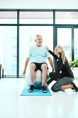 포토 JPG 해외이미지 전신 여자 노년 남자 창문 앉기 성인 두명 옆모습 운동복 운동 마주보기 매트 도움 짐볼 무릎꿇기 체육관 트레이너 물리치료사 재활 어깨에손 해외202309 해외포토 옷 뷰포인트 컨셉 모션 건강 사람 치료 헬스 치료사 파일형식