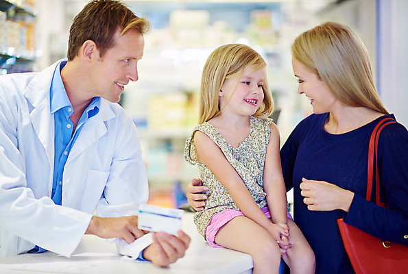 포토 JPG 해외이미지 여자 남자 어린이 실내 들기 앉기 상반신 성인 앞모습 세명 약 마주보기 의료진 약국 약사 해외202309 해외포토 직업 뷰포인트 의학 모션 사람 내부 파일형식
