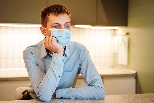 포토 JPG 해외이미지 백인 학생 응시 남자 셔츠 가정 청소년 휴식 주택 실내 가면 한명 앉기 정장 소년 가로 주방 식당 방 호흡기관 바이러스 보호 질병 감염 질서 멀리 전염병 총각 살균 코로나바이러스 해외202309 해외포토 서양인 1 시선 옷 어린이 컨셉 상의 의학 모션 사람 내부 건물 상점 예절 장기_의학 파일형식