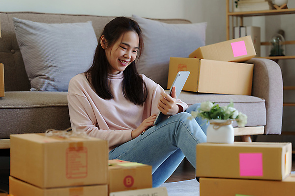 포토 JPG 해외이미지 전신 여자 사업가 한명 웃음 들기 성인 옆모습 태블릿 작업 비즈니스우먼 사장 확인 택배상자 성인여자한명만 해외202309 해외포토 직업 1 뷰포인트 비즈니스 모션 표정 사람 전자제품 스마트기기 상자 직장인 택배 여자한명만 성인여자만 파일형식