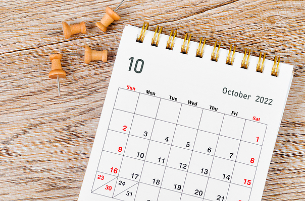 포토 JPG 해외이미지 디자인 종이 백그라운드 비즈니스 태국 탁자 휴가 설계 이벤트 사람없음 장식 컬러풀 사무실 숫자 갈색 다이어리 사무용품 공백 재활용 자유 달력 작업 일주일 밀기 사회이슈 책상 페이지 10월 월 월요일 카피스페이스 비어있는 해외202309 해외포토 문자 아시아 컬러 가구 컨셉 모션 문구용품 날짜 친환경 요일 파일형식