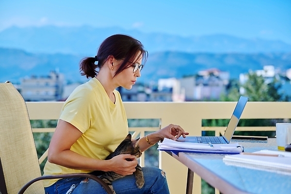 포토 JPG 해외이미지 동물 직업 라이프스타일 응시 여자 행복 40대 중년 인터넷 비즈니스 사업가 통신 탁자 휴식 주택 직장 한명 미소 사람 앉기 성인 노트북 반려동물 컴퓨터 사무실 뷰티 고양이 타이핑 키보드 업무 작업 비즈니스우먼 네트워크 무선전화기 스마트 온라인 프리랜서 해외202309 해외포토 1 시선 감정 가구 컨셉 회사 포유류 모션 표정 건물 생활 전자제품 직장인 전화기 파일형식
