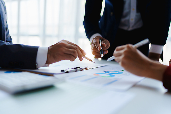 포토 JPG 해외이미지 직업 백그라운드 컨셉 비즈니스 CEO 사업가 통신 성공 그래프 협력 설계 설명 사람 인종 세명 금융 경제 노트북 컴퓨터 사무실 세일 계산기 성장 비즈니스맨 비즈니스우먼 계획 상담원 연결 토론 동료 계약 경영자 투자 해결 마케팅 업그레이드 예산 지원 브레인스토밍 해외202309 해외포토 여자 남자 관계 모션 문구용품 전자제품 장비 직장인 사무원 리더 파일형식