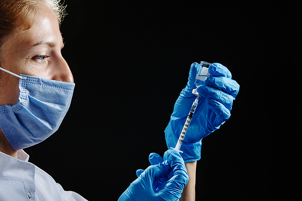 포토 JPG 해외이미지 손 과학 장갑 컨셉 건강 병원 주사기 한명 치료 파란색 약 건강관리 검은색 장비 간호사 의사 잡기 바늘 실험실 질병 생물학 주사약 돌봄 면역력 백신 복용 예방접종 예방주사 인슐린 인플루엔자 항생제 코로나바이러스 해외202309 해외포토 1 잡화 교육 컬러 의학 의료기기 모션 실험 관리 사람 신체부위 의료진 도구 바이러스 예방 접종 파일형식