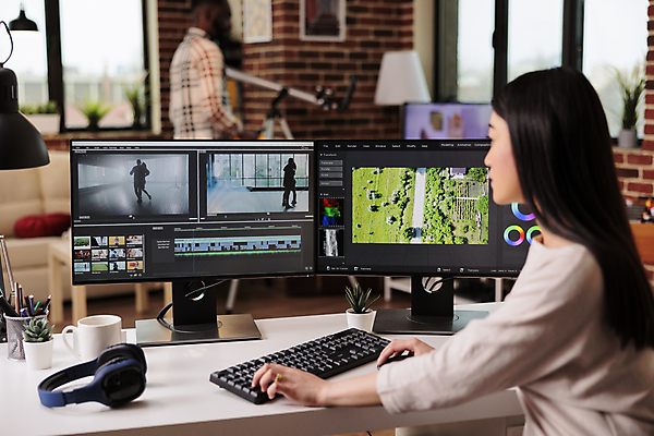 포토 JPG 해외이미지 여자 벽돌 실내 한명 동양인 상반신 성인 옆모습 그래픽 모니터 헤드셋 키보드 그래픽디자이너 성인여자한명만 영상편집 해외202309 해외포토 1 뷰포인트 음향기기 사람 인종 내부 컴퓨터 헤드폰 디자이너 여자한명만 성인여자만 파일형식