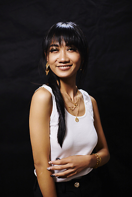 포토 JPG 해외이미지 모델 라이프스타일 옷 여자 행복 백그라운드 한명 사람 동양인 성인 뷰티 유행 우주 흰색 자신감 우아함 시원함 베트남 스타일 해외202309 해외포토 1 감정 컬러 컨셉 인종 생활 동남아시아 파일형식