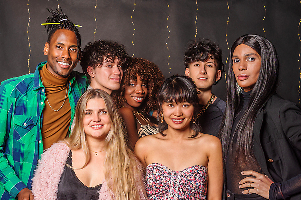 포토 JPG 해외이미지 백인 라이프스타일 응시 여자 남자 행복 포즈 흑인 새해 함께함 실내 미소 사람 앉기 동양인 이벤트 여러명 20대 성인 앞모습 가로 친구 금발 파티 유행 우정 기쁨 축하 그룹 야간 결합 클럽 다인종 다민족 동성애자 크리스마스이브 유흥 성소수자 해외202309 해외포토 자연요소 서양인 헤어스타일 시선 감정 뷰포인트 다수 컨셉 크리스마스 관계 모션 표정 인종 청년 내부 생활 파일형식