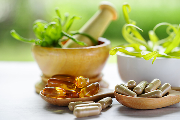 포토 JPG 해외이미지 건강 사람없음 알약 약 숟가락 허브 유기농 절구 절구방아 해외202309 해외포토 식물 웰빙 의학 수저 도구 파일형식