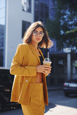 포토 JPG 해외이미지 여자 비즈니스 자동차 한명 들기 상반신 성인 건물 옆모습 선글라스 노란색 화려 테이크아웃컵 성인여자한명만 해외202309 해외포토 1 건축물 안경 육상교통 뷰포인트 컬러 컨셉 모션 사람 컵 여자한명만 성인여자만 파일형식