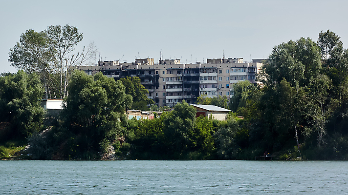 포토 JPG 해외이미지 직업 무기 자동차 불 거리 주택 사람 사람없음 건물 금속 손상 로켓 도시 위험 폭발 폭탄 버리기 위협 부식 군용 싸움 전쟁 러시아 슛 육군 보험 깨짐 우크라이나 재앙 침범 해외202309 해외포토 자연요소 건축물 유럽 육상교통 컨셉 모션 재질 군대 폭발물 파일형식