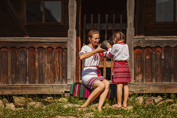 포토 JPG 해외이미지 전신 행복 어린이 모녀 들기 앉기 성인 야외 두명 돌_바위 풀잎 물병 나무집 여자만 해외202309 해외포토 딸 감정 잎 가족 모션 엄마 주택 사람 풀_식물 물통 파일형식
