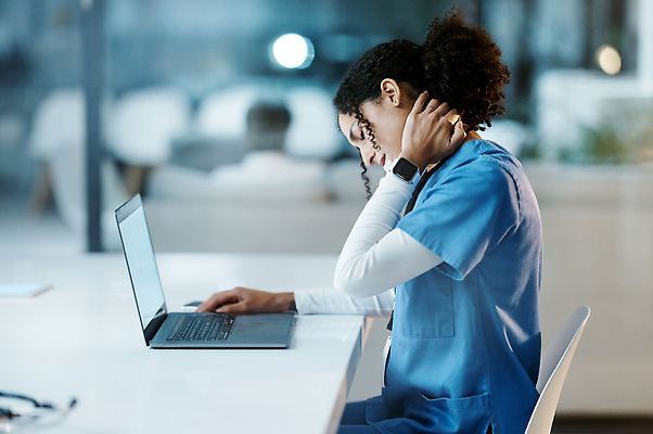 포토 JPG 해외이미지 서양인 여자 스트레스 한명 상반신 성인 옆모습 노트북 사무실 업무 비즈니스우먼 목통증 성인여자한명만 해외202309 해외포토 외국인 1 뷰포인트 비즈니스 사람 전자제품 고통 작업 직장인 여자한명만 성인여자만 파일형식