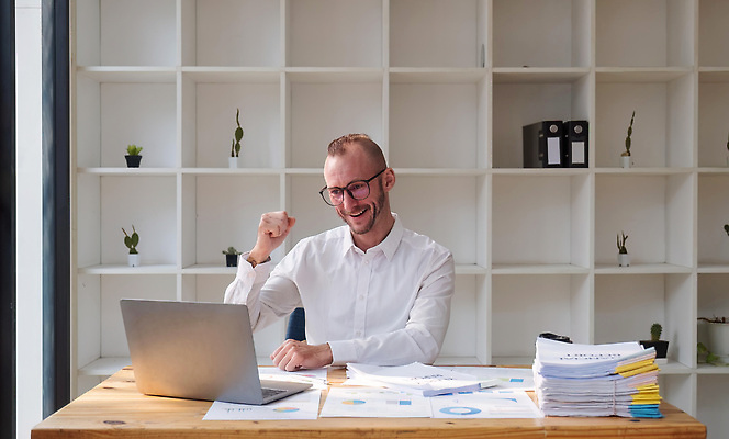 포토 JPG 해외이미지 백인 직업 남자 행복 백그라운드 비즈니스 사업가 성공 기념 직장 한명 사람 앉기 성인 금융 노트북 컴퓨터 사무실 업무 작업 비즈니스맨 자신감 종업원 사이버 책상 흥분 경영자 재택근무 온라인 경영 승자 필승 해외202309 해외포토 서양인 1 감정 가구 컨셉 회사 모션 경제 전자제품 우승 직장인 리더 파일형식