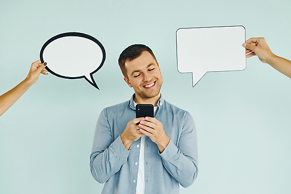 포토 JPG 해외이미지 서양인 손 남자 말풍선 한명 들기 상반신 성인 앞모습 신체부위 스마트폰 팻말 성인남자한명만 카피스페이스 해외202309 해외포토 외국인 1 뷰포인트 모션 프레임 사람 핸드폰 스마트기기 공백 남자한명만 성인남자만 파일형식