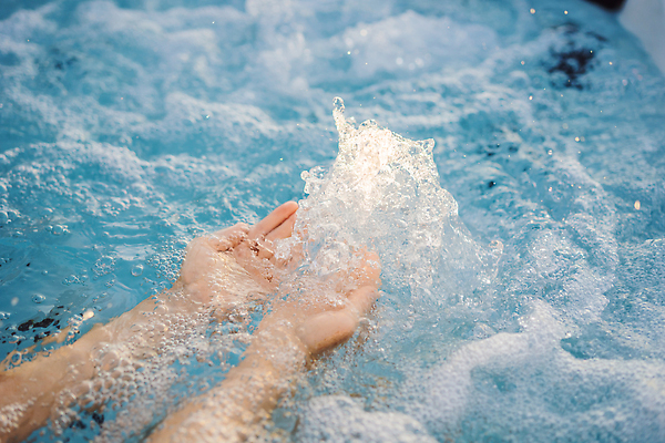 포토 JPG 해외이미지 모델 1 라이프스타일 여자 행복 여유 2 신체 호텔 휴가 휴식 산 실내 통 건강 한명 미소 사람 야외 초록색 물 태양 뷰티 스파 목욕 회오리 흰색 뜨거움 고급 떨어짐 피부 어깨 휴양지 튜브 테라피 발견 돌봄 해외202309 해외포토 자연요소 감정 컬러 컨셉 모션 숙소 표정 내부 생활 신체부위 청결 장소 파일형식