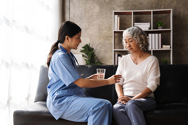 포토 JPG 해외이미지 식물 여자 노년 할머니 청진기 책장 건강 병원 앉기 상반신 성인 두명 옆모습 치료 물 소파 햇빛 약 환자 의사 도움 검사_조사 돌봄 무기력 여자만 해외202309 해외포토 자연요소 뷰포인트 가구 컨셉 의자 의학 의료기기 모션 사람 태양 의료진 파일형식