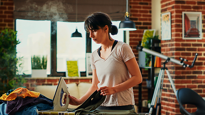 포토 JPG 해외이미지 옷 여자 액자 가사 의자 창문 전등 주택 상반신 성인 두명 옆모습 망원경 수증기 청소 다리미질 성인여자한명만 해외202309 해외포토 뷰포인트 가구 조명 사람 건물 여자한명만 성인여자만 파일형식