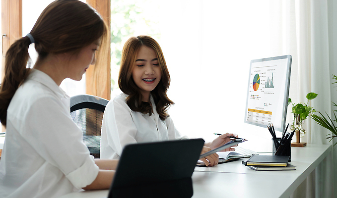 포토 JPG 해외이미지 직업 여자 행복 2 비즈니스 사업가 통신 성공 설계 함께함 대화 사람 앉기 동양인 두명 금융 노트북 컴퓨터 사무실 알약 카페 업무 비즈니스우먼 자신감 토론 고객 동료 보고서 상담 경영자 문서 투자 온라인 경영 프로젝트 콜라보레이션 해외202309 해외포토 감정 컨셉 관계 모션 말하기 인종 경제 전자제품 약 상점 작업 직장인 리더 파일형식