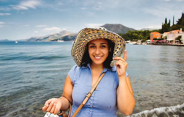 포토 JPG 해외이미지 백인 해외 라이프스타일 응시 드레스 옷 행복 파도 바다 섬 여행 백그라운드 휴가 한명 파란색 뷰티 유행 카메라 어둠 기쁨 핸드백 흰색 닫기 지중해 장면 밀짚 리빙 단절 파라다이스 스타일 해외202309 해외포토 서양인 1 시선 감정 컬러 가방 모션 사람 생활 전자제품 짚 파일형식