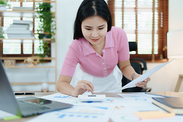 포토 JPG 해외이미지 손 여자 종이 백그라운드 컨셉 비즈니스 그래프 설계 한명 성인 가로 금융 경제 노트북 컴퓨터 사무실 펜 저축 계산기 성장 잡기 작업 비즈니스우먼 계산 계획 명상 보고서 준비 문서 투자 수익 대출 빚 세금 예산 환불 비용 해외202309 해외포토 1 모션 문구용품 사람 신체부위 전자제품 필기구 장비 직장인 파일형식