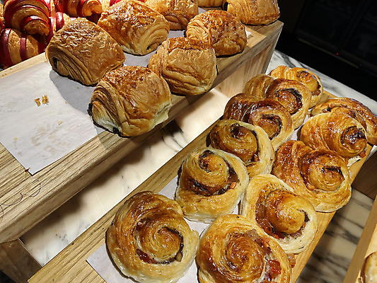 포토 JPG 해외이미지 음식 백그라운드 디저트 쟁반 건강 요리 사람없음 갈색 케이크 식당 식사 카페 빵집 껍질 신선 뜨거움 달콤 맛 아침식사 굽기 유기농 반죽 롤 프랑스어 번 제빵사 페스츄리 핸드메이드 맛있는 해외202309 해외포토 직업 문자 웰빙 빵 컬러 컨셉 상점 구이 파일형식