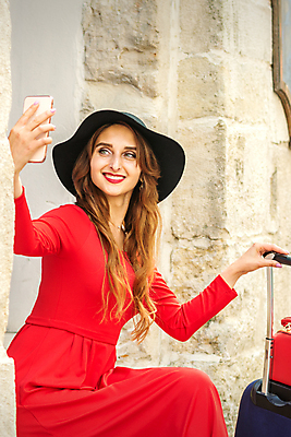 포토 JPG 해외이미지 백인 응시 여자 행복 벽 여행 휴가 거리 한명 들기 앉기 상반신 성인 옆모습 빨간색 스마트폰 여행객 여행가방 도시 우아함 셀프카메라 성인여자한명만 해외202309 해외포토 서양인 1 시선 감정 뷰포인트 컬러 컨셉 가방 모션 사람 핸드폰 스마트기기 사진촬영 여자한명만 성인여자만 파일형식