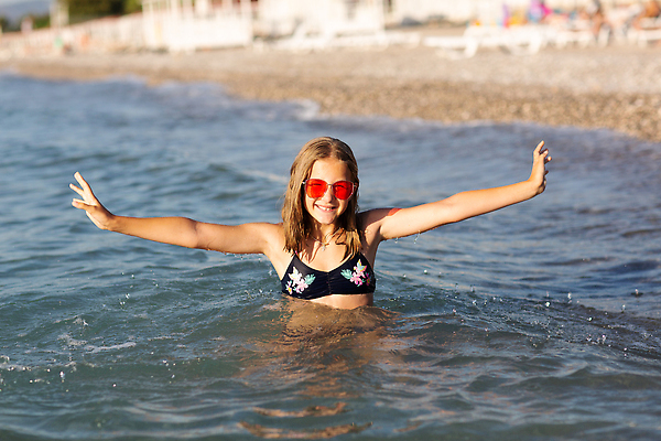 포토 JPG 해외이미지 모델 1 라이프스타일 여자 수영복 행복 파도 바다 분홍색 여행 신체 자연 하늘 휴가 한명 미소 사람 10대 물 여름 파란색 청춘 선글라스 햇빛 태양 뷰티 수영 기쁨 젖음 떨어짐 해외202309 해외포토 자연요소 옷 계절 감정 안경 컬러 컨셉 청소년 표정 생활 수상스포츠 생태계 파일형식