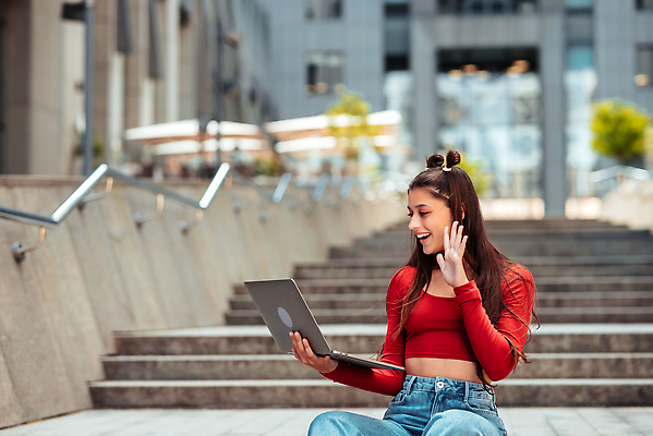 포토 JPG 해외이미지 모델 포즈 백그라운드 거리 한명 미소 사람 성인 야외 여름 노트북 컴퓨터 뷰티 걷기 봄 흰색 작업 접속 피부 동영상 영상통화 스타일 해외202309 해외포토 1 계절 컬러 모션 표정 신체부위 전자제품 통화 파일형식