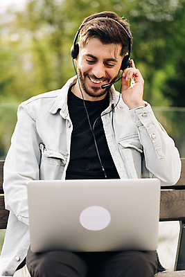 포토 JPG 해외이미지 사업가 대화 한명 사무실 강의 무선전화기 우크라이나 운영자 락다운 해외202309 해외포토 직업 1 유럽 비즈니스 말하기 사람 전화기 파일형식