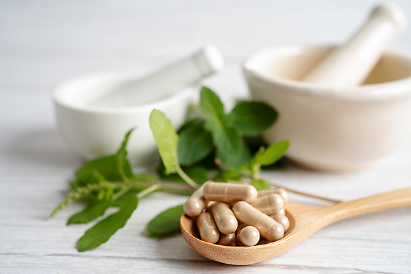 포토 JPG 해외이미지 건강 사람없음 알약 약 숟가락 허브 유기농 절구 절구방아 나무배경 해외202309 해외포토 식물 웰빙 백그라운드 의학 수저 도구 파일형식