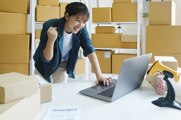 포토 JPG 해외이미지 여자 실내 숙이기 한명 동양인 상반신 성인 노트북 쌓기 파이팅 주먹 기쁨 택배 택배상자 박스포장 스캐너 온라인쇼핑몰 성인여자한명만 해외202309 해외포토 1 감정 포즈 포장 모션 사람 인종 내부 전자제품 상자 운송업 쇼핑몰 온라인 여자한명만 성인여자만 파일형식