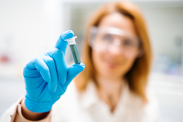 포토 JPG 해외이미지 백인 손 여자 과학 장갑 노동자 실험 한명 사람 파란색 약 장비 시험 업무 액체 실험실 생명공학 연구원 과학자 분석 준비 생물학 미생물 튜브 고무 발견 떨림 화학자 해외202309 해외포토 서양인 직업 1 잡화 교육 컬러 컨셉 의학 모션 생물 신체부위 작업 학자 파일형식