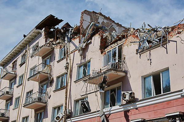 포토 JPG 해외이미지 유럽 호텔 지붕 주택 사람없음 건물 로켓 도시 공격 폭발 미사일 폭탄 충돌 폐허 시작 군용 전쟁 러시아 제트기 육군 총알 깨짐 때리기 러시아인 모스크바 사생활 스트라이크 우크라이나 위기 침범 해외202309 해외포토 서양인 건축물 나라 무기 컨셉 모션 숙소 비행기 군대 폭발물 파일형식