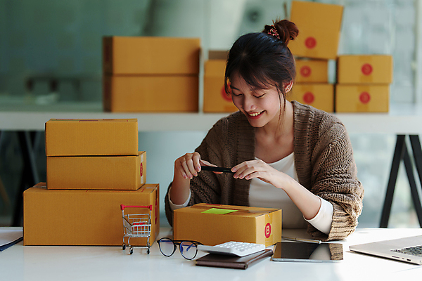 포토 JPG 해외이미지 여자 사업가 한명 웃음 들기 상반신 성인 앞모습 쇼핑카 계산기 작업 비즈니스우먼 사장 택배상자 성인여자한명만 해외202309 해외포토 직업 1 뷰포인트 비즈니스 모션 문구용품 표정 사람 쇼핑 상자 카트 장비 직장인 택배 여자한명만 성인여자만 파일형식