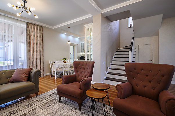 포토 JPG 해외이미지 주간 식물 디자인 가구 거실 의자 창문 가족 탁자 바닥 아파트 주택 실내 사람없음 내부 장식 소파 갈색 계단 주방 식당 식사 기계 카펫 방 장비 흰색 홀 플랫 고급 큼 캐비닛 진열장 조리대 다락방 주도 안락 비어있는 해외202309 해외포토 자연요소 컬러 생활용품 컨셉 관계 건물 상점 공간 예절 크기 사물함 파일형식